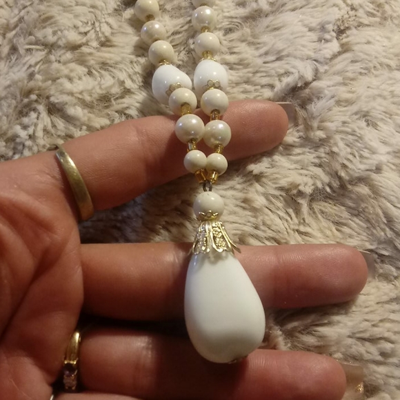 Vintage white / cream / gold costume necklace - Picture 15 of 16